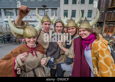 Les élèves s'habiller pour fêter son diplôme de secondaire, connu comme Dimitering personnalisés ou Dimmison, Reykjavik, Islande Banque D'Images