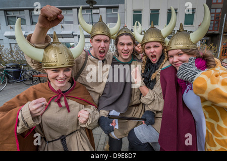 Les élèves s'habiller pour fêter son diplôme de secondaire, connu comme Dimitering personnalisés ou Dimmison, Reykjavik, Islande Banque D'Images