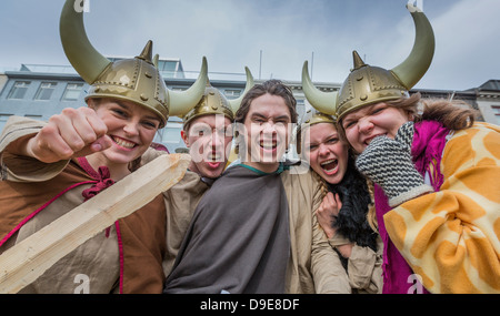 Les élèves s'habiller pour fêter son diplôme de secondaire, connu comme Dimitering personnalisés ou Dimmison, Reykjavik, Islande Banque D'Images