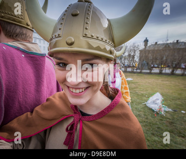 Les élèves s'habiller pour fêter son diplôme de secondaire, connu comme Dimitering personnalisés ou Dimmison, Reykjavik, Islande Banque D'Images