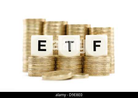 ETF (Exchange Traded Fund) sur des pièces d'or sur fond blanc Banque D'Images