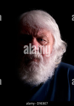 Vieil homme portrait - livre d'histoires papi avec barbe blanche Banque D'Images