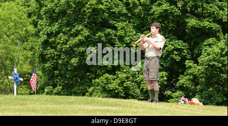 Robinets de jeu scout au respect du jour commémoratif annuel le 27 mai 2012 à Arborcrest Memorial Park à Ann Arbor, MI Banque D'Images