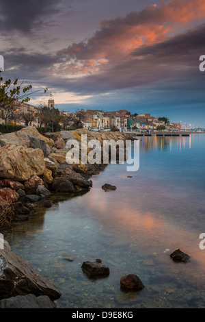 Le Village de Bouzigues par l'étang de Thau, Hérault, Languedoc-Roussillon, France Banque D'Images