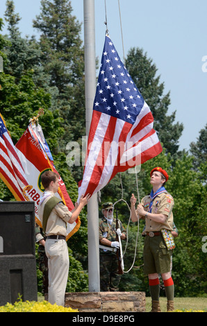 Boy Scouts lever le drapeau vers le respect du Jour du Souvenir le 27 mai 2012 à Arborcrest Memorial Park à Ann Arbor, MI Banque D'Images