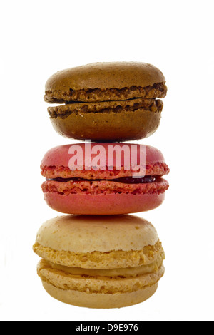 Pile de Biscuits macaron multicolore isolé sur blanc. Banque D'Images