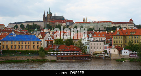 Vue sur Prague Hradcany et Vltava de la vieille ville ciel orageux Banque D'Images