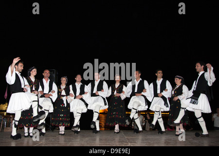 Des danseurs grecs se produisent en costume traditionnel dans la vieille ville de Chania sur l'île de Crète, Grèce Banque D'Images