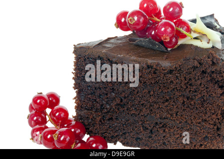 Tranche de gâteau au chocolat décoré de fruits rouge isolé sur blanc. Banque D'Images