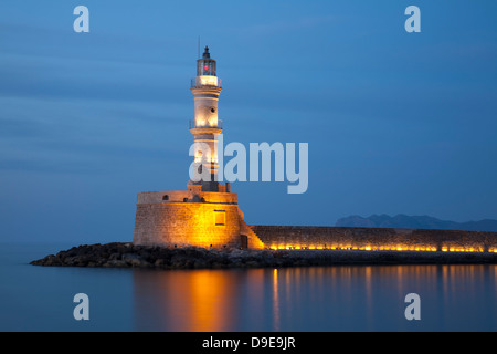 Phare pittoresque vieux de plusieurs siècles de la Canée sur le port vénitien la nuit en Crète, Grèce. Banque D'Images