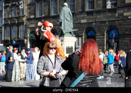 Deux artistes du Festival Fringe d'Édimbourg pour poser sur la photo's Royal Mile Banque D'Images