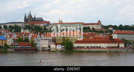 Vue sur Prague Hradcany et Vltava de la vieille ville ciel orageux Banque D'Images