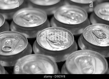 Les boîtes de conserve avec de l'eau gouttes macro shot Banque D'Images