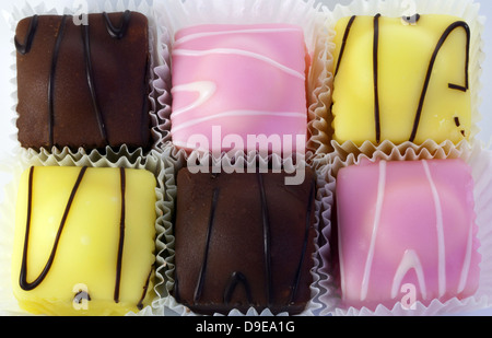 Les fantaisies de fondant - petits gâteaux glacés individuels close-up. Banque D'Images