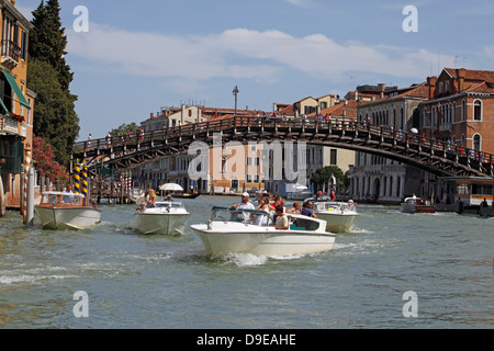 Pont de l'ACCADEMIA EN BOIS SUR GRAND CANAL Venise ITALIE 12 Juillet 2012 Banque D'Images