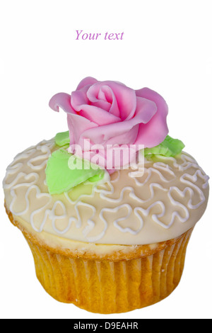 Rose, blanc et or rose glacé cupcake isolé sur blanc. Banque D'Images