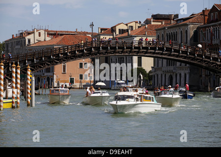 Pont de l'ACCADEMIA EN BOIS SUR GRAND CANAL Venise ITALIE 12 Juillet 2012 Banque D'Images