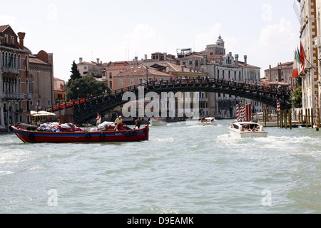 Pont de l'ACCADEMIA EN BOIS SUR GRAND CANAL Venise ITALIE 12 Juillet 2012 Banque D'Images