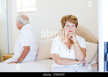 Vieux couple question relation Banque D'Images