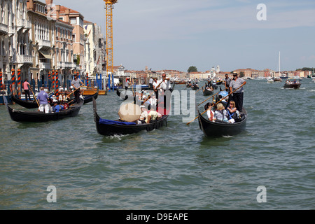 Gondoles et GONDOLIERS SUR GRAND CANAL Venise ITALIE 12 Juillet 2012 Banque D'Images