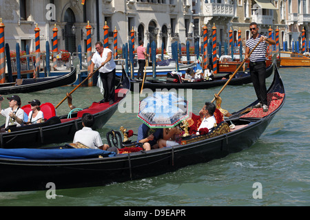 Gondoles et GONDOLIERS SUR GRAND CANAL Venise ITALIE 12 Juillet 2012 Banque D'Images