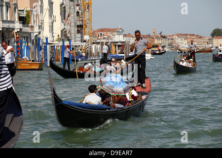 Gondoles et GONDOLIERS SUR GRAND CANAL Venise ITALIE 12 Juillet 2012 Banque D'Images