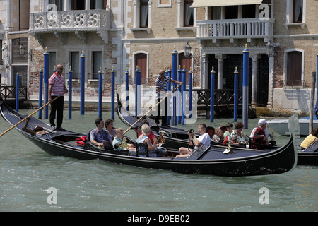 Gondoles et GONDOLIERS SUR GRAND CANAL Venise ITALIE 13 Juillet 2012 Banque D'Images