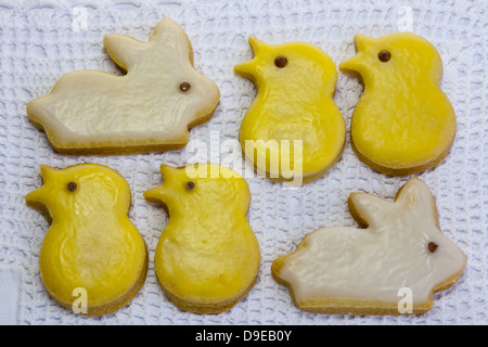 Poussins et lapins de Pâques traditionnels biscuits sablés ronds de dentelle sur l'arrière-plan. Banque D'Images