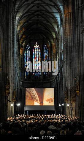 Fichier - Un fichier photo prise dans la cathédrale Saint-Guy de Prague, en République tchèque, le jeudi, 6 juin 2013 montre le concert Requiem de défi : Verdi de Terezin. L'événement devrait remarque la série d'interprétations de l'œuvre de Verdi dirigé par Rafael Schaechter entre janvier 1942 et octobre 1944, où les prisonniers juifs ont protesté de cette façon 15 fois contre l'oppression nazie. (Photo/CTK Stanislav Zbynek) Banque D'Images