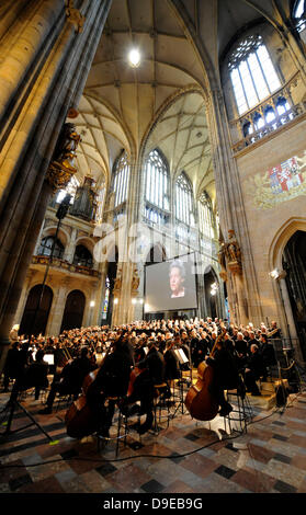 Fichier - Un fichier photo prise dans la cathédrale Saint-Guy de Prague, en République tchèque, le jeudi, 6 juin 2013 montre le concert Requiem de défi : Verdi de Terezin. L'événement devrait remarque la série d'interprétations de l'œuvre de Verdi dirigé par Rafael Schaechter entre janvier 1942 et octobre 1944, où les prisonniers juifs ont protesté de cette façon 15 fois contre l'oppression nazie. (Photo/CTK Stanislav Zbynek) Banque D'Images