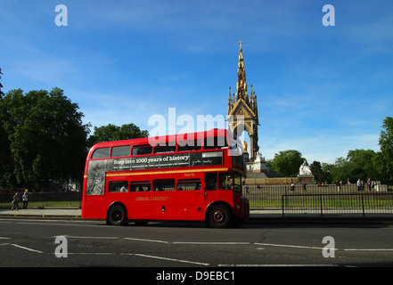 London routemaster bus à deux étages devant l'Albert Memorial, Kensington Banque D'Images