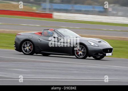 FERRARI CALIFORNIA VOITURE GRIS GRAND PRIX DE SILVERSTONE EN ANGLETERRE 07 Avril 2011 Banque D'Images