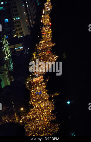 Rio de Janeiro, Brésil. 17 juin 2013. Avenida Rio Branco pris par les manifestants contre l'augmentation des tarifs de bus à Rio de Janeiro. Crédit : Stefano Figalo/Alamy Live News Banque D'Images