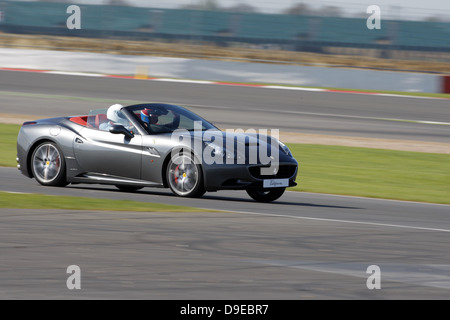 FERRARI CALIFORNIA VOITURE GRIS GRAND PRIX DE SILVERSTONE EN ANGLETERRE 07 Avril 2011 Banque D'Images