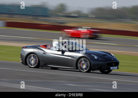 FERRARI CALIFORNIA VOITURE GRIS GRAND PRIX DE SILVERSTONE EN ANGLETERRE 07 Avril 2011 Banque D'Images