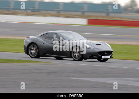 FERRARI CALIFORNIA VOITURE GRIS GRAND PRIX DE SILVERSTONE EN ANGLETERRE 07 Avril 2011 Banque D'Images