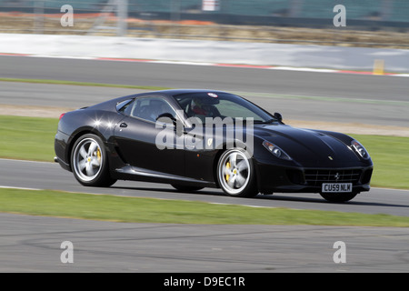 Voiture Ferrari 599 NOIR GRAND PRIX DE SILVERSTONE EN ANGLETERRE 07 Avril 2011 Banque D'Images