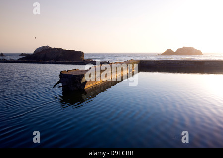 Les ruines de la célèbre sutro baths au coucher du soleil à San Francisco, Californie. Banque D'Images