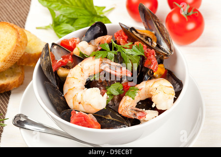 Cioppino italienne faite maison avec les moules crevettes et poissons Banque D'Images