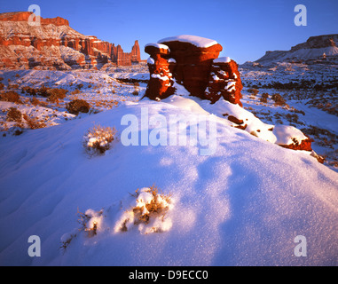 Le recadrage de la route menant à Redrock Fisher Towers à partir de la route 128 près de Castle Valley, Utah durant la période sous zéro en Janvier Banque D'Images