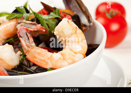 Cioppino italienne faite maison avec les moules crevettes et poissons Banque D'Images