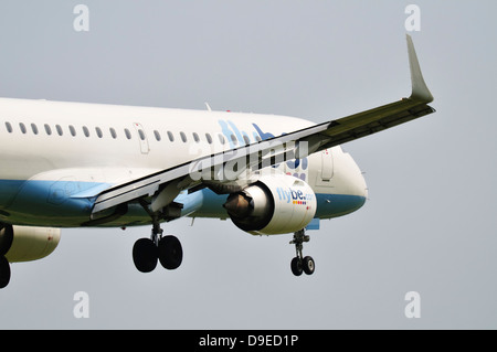 Flybe Embraer ERJ 195 volant au-dessus pendant qu'il Banque D'Images