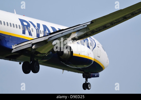 L'avion Ryanair Boeing 737 vole au-dessus de lui lorsqu'il arrive à l'atterrissage Banque D'Images