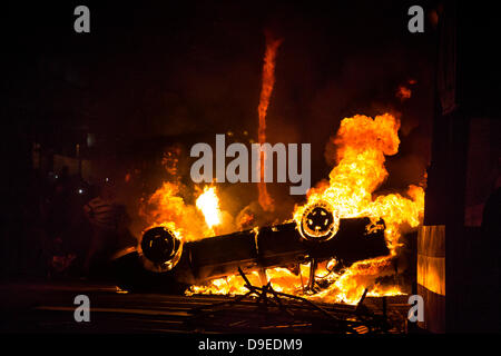 Rio de Janeiro, Brésil. 17 juin 2013. Les manifestants se sont révoltés contre l'augmentation des tarifs de bus et met le feu dans la voiture. Crédit : Stefano Figalo/Alamy Live News Banque D'Images