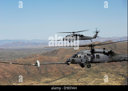 Deux HH-60 Pave Hawk se ravitailler dans le désert entourant la base aérienne Davis-Monthan Air Force Base, en Arizona. Banque D'Images