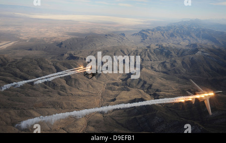 Un navire de deux B-1B version Lancers de paillettes et leurres pendant la manoeuvre sur le Nouveau Mexique. Banque D'Images