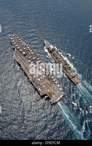 Vue aérienne du porte-avions USS Ronald Reagan et l'USNS Bridge au cours d'un ravitaillement en mer. Banque D'Images