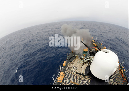 Le MK-75 76mm cannon à bord United States Coast Guard Cutter Legare. Banque D'Images