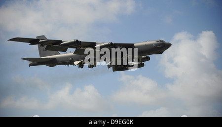 Un U.S. Air Force B-52 Stratofortress en vol. Banque D'Images