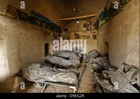 Des soldats américains dormir dans une maison de terre abandonnés au cours de l'opération araignée de l'Helmand. Banque D'Images